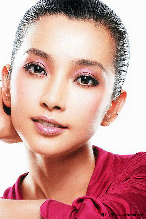 李冰冰演绎车内性感