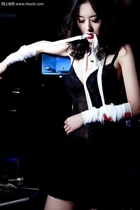 兽兽复出露乳写真照