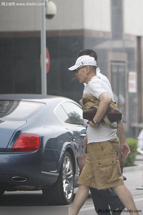 葛优驾豪车上街摆阔