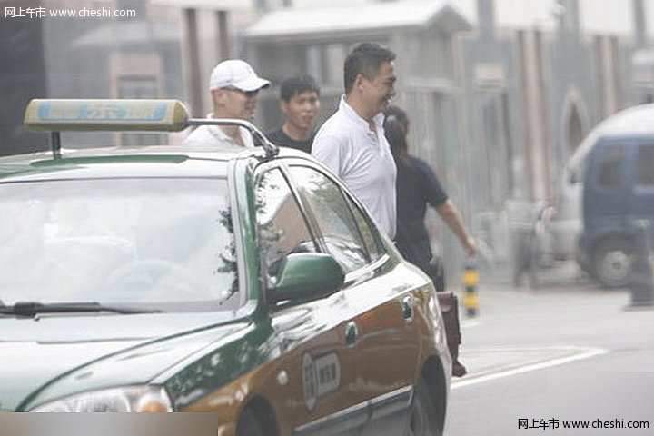 葛优驾豪车上街摆阔