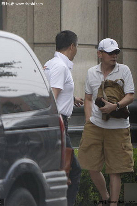 葛优驾豪车上街摆阔