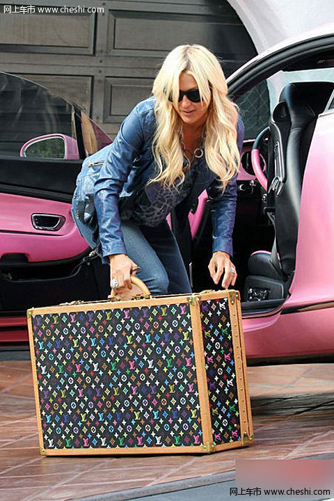 拜金女希尔顿玩豪车