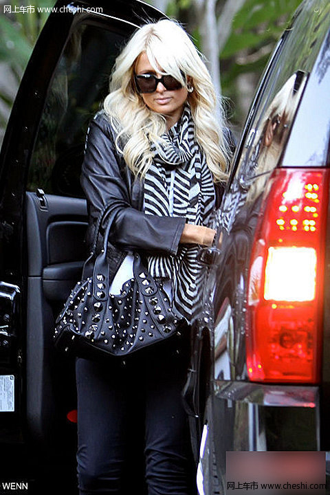 拜金女希尔顿玩豪车