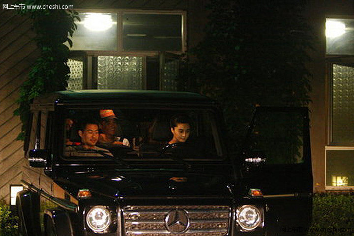 冰冰开豪车送助理