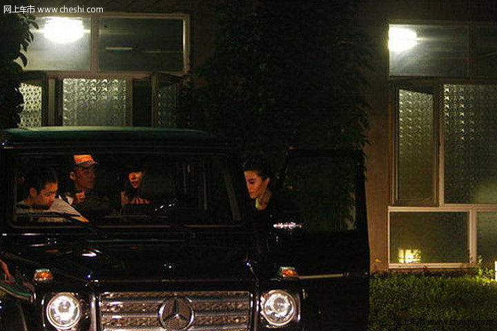 冰冰开豪车送助理
