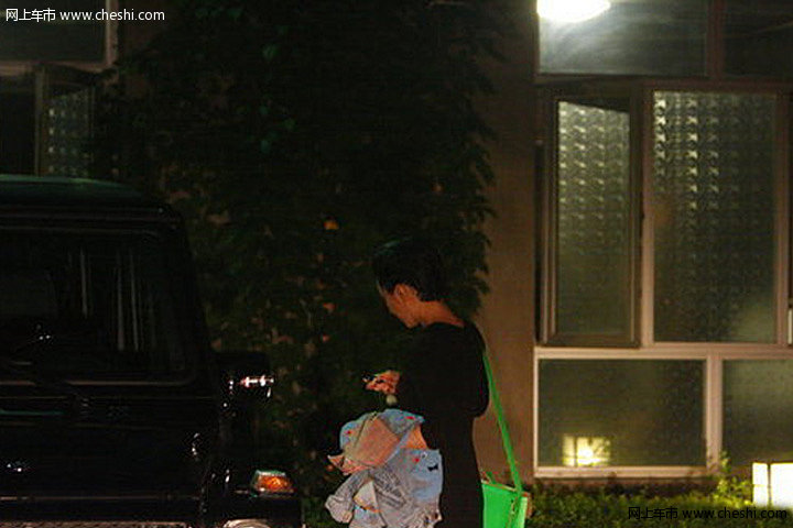 冰冰开豪车送助理