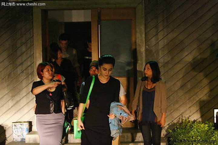 冰冰开豪车送助理