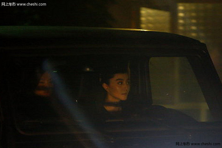 冰冰开豪车送助理