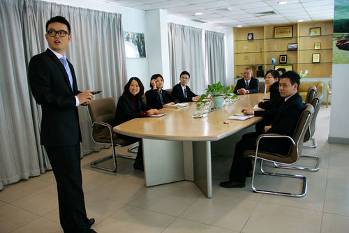 【点击可查看大图】 王磊正在公司开会,由于业务能力突出,深的领导