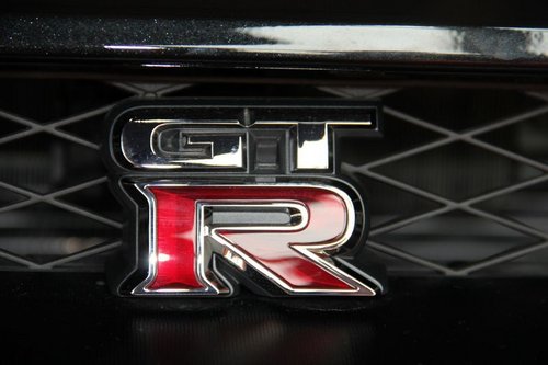一个车标很直接的告诉人们这就是传说中的战神——gtr做为日产公司的
