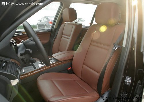 宝马X5棕色标配 2013款全景天窗版出售
