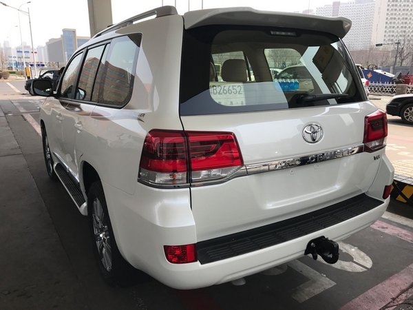 飞沙走石 17款丰田酷路泽4000中东版战胜suv