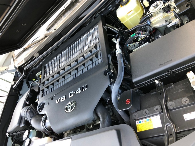 丰田酷路泽4500是柴油发动机,8速变速箱,但在实际听起来,在高转速下并