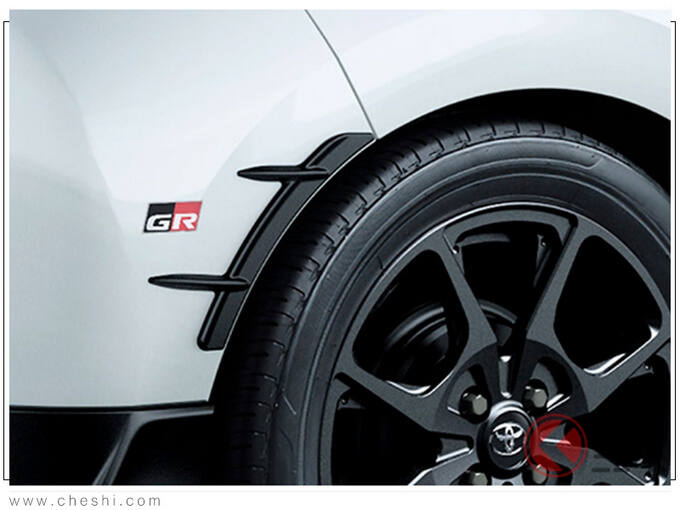 车侧下方选用了轻量化16英寸铝合金熏黑轮毂,配备的侧挡板可改善车辆