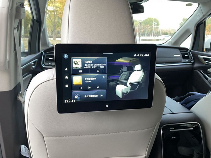 全新传祺m8不仅能满足用户"私人订制",还能满足不同乘客投屏共享.