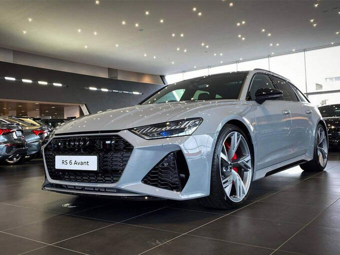 奥迪新款rs6实拍搭40t双增压零百快过奔驰e63