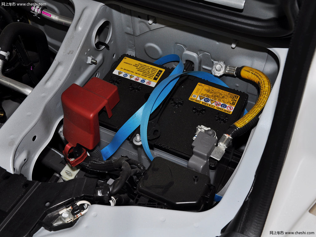 丰田考斯特电池位置图图片