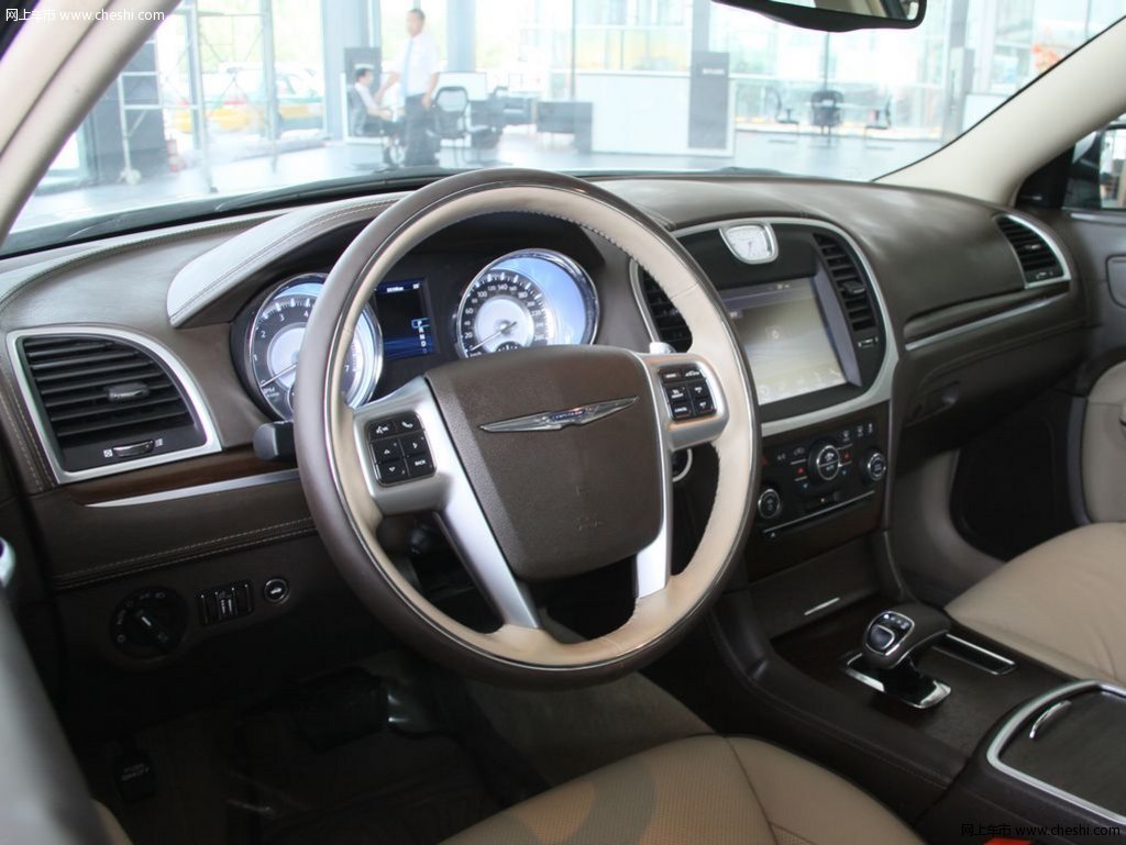 2012款 克莱斯勒300c中控方向盘