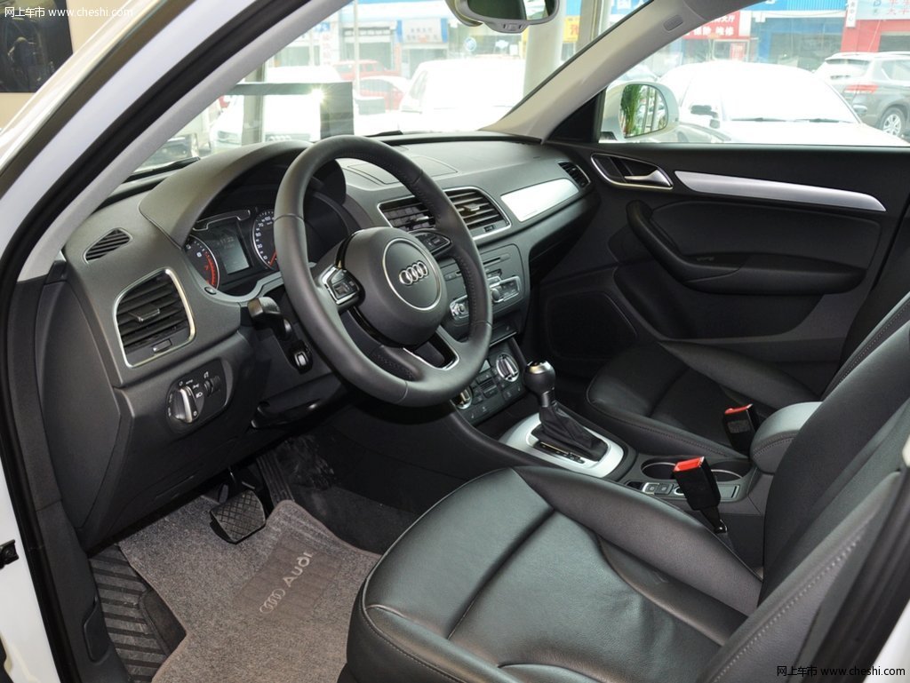 奥迪q3 2.0t dct 35 tfsi quattro舒适型 5座 2013款中控方向盘