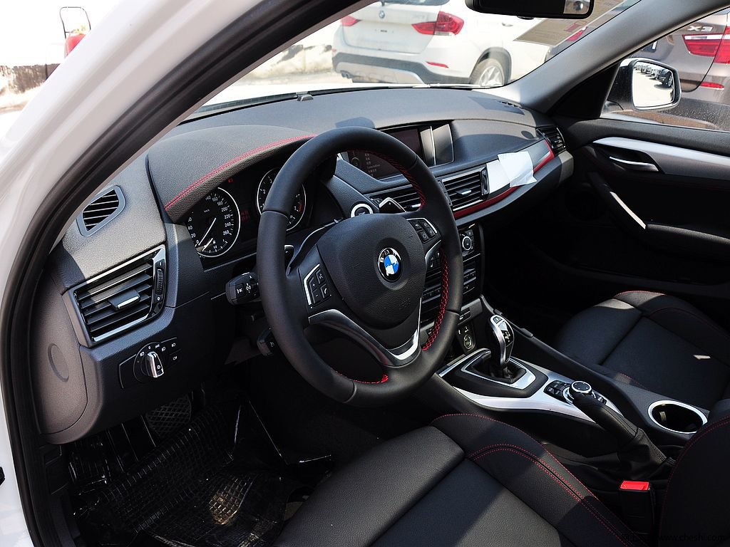 雪山白宝马x1 2014款 sdrive20i运动设计套装 5座内饰中控图片(2/27)
