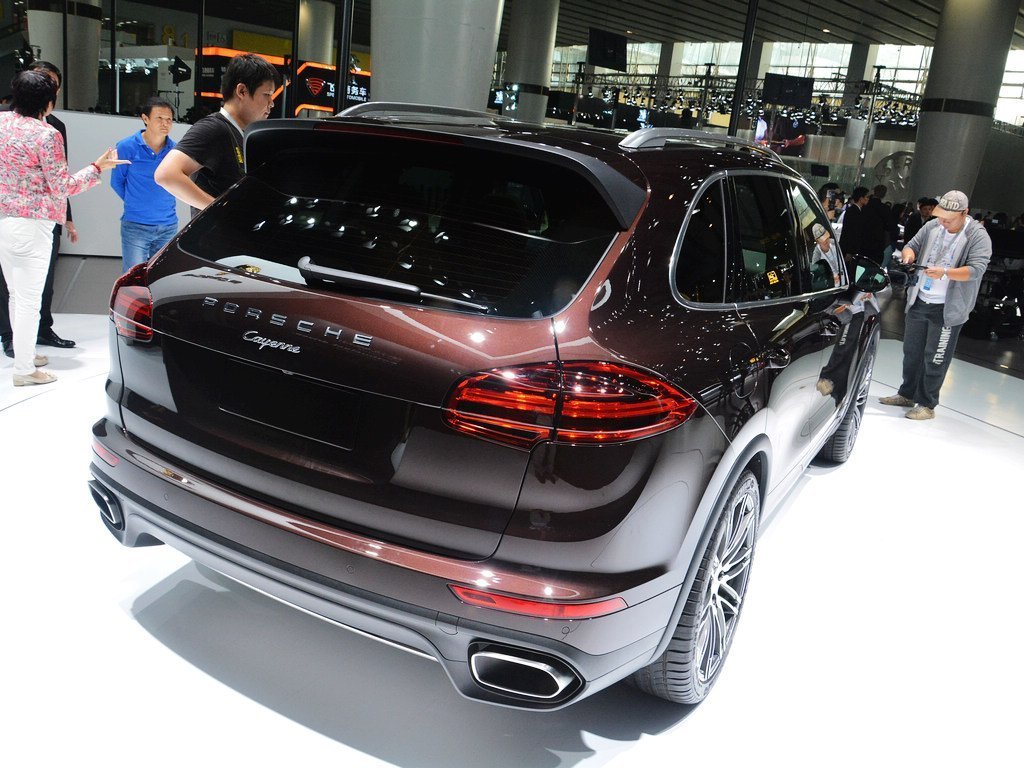 汽車圖片 保時捷 卡宴 2015款 cayenne 3.0t 5座 活動 (5/135) 速度