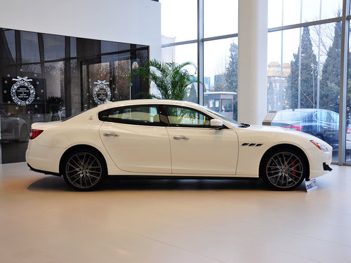 2017款进口玛莎拉蒂总裁头灯造型比上代车型犀利了不少,造型单独看