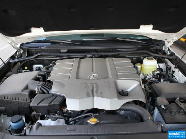 一汽丰田  4.6L AT 发动机局部特写