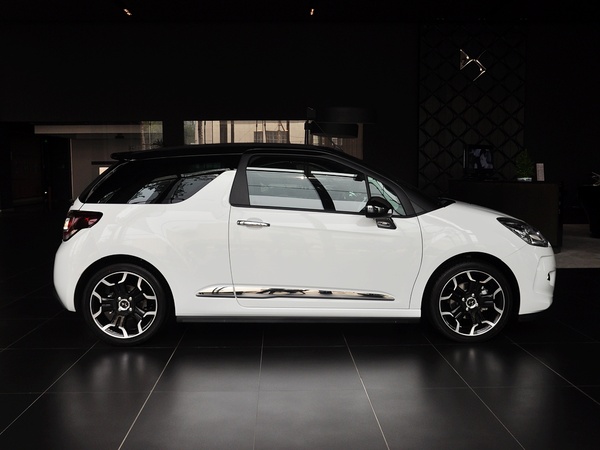 DS（进口）  1.6L 自动 车辆正右侧