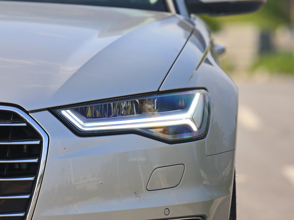 一汽奥迪  45TFSI 车辆左前大灯正视图