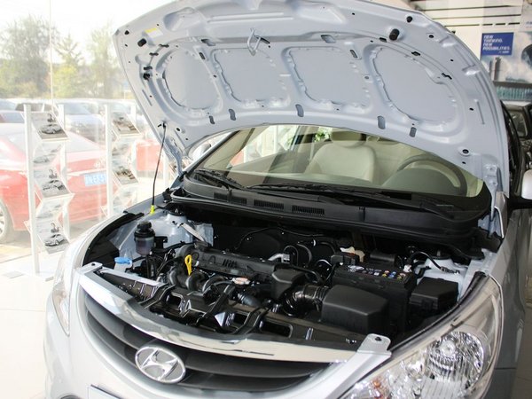 北京现代 三厢 1.4l 手动 发动机主体特写