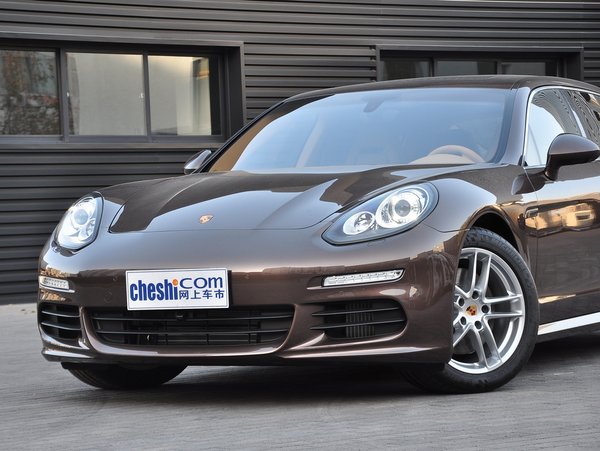 保时捷 3.0t dct 车辆车头部分特写