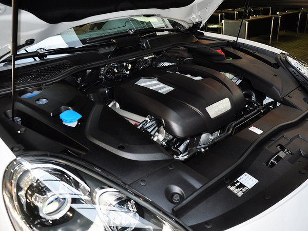 保时捷 cayenne 3.0t 发动机主体特写