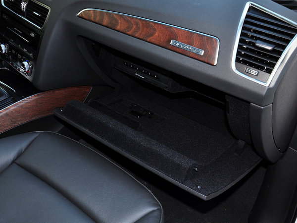 一汽奥迪  40 tfsi 手套箱整体特写