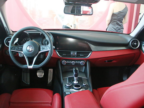 阿尔法.罗密欧  280hp 大中控全景