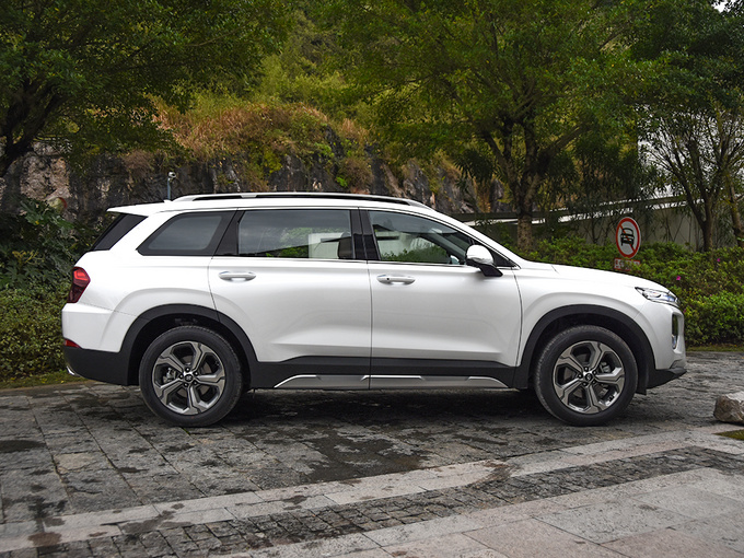 北京现代  380 tgdi dlx 正右侧