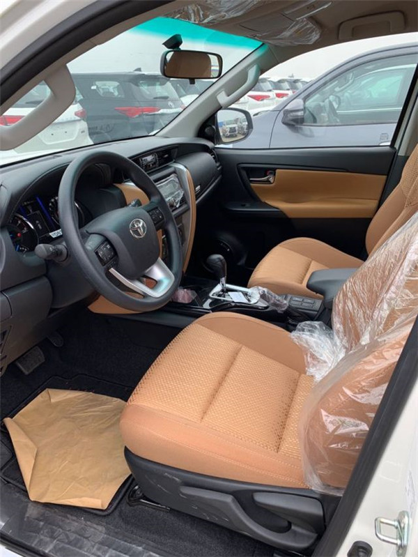 7l强劲动力秒杀同级越野,丰田穿越者内饰方面,2018款丰田穿越者车厢内