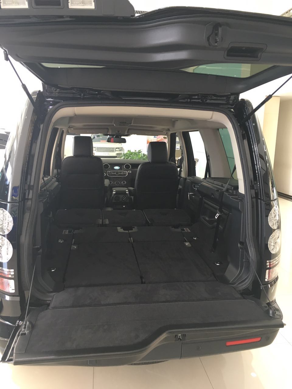 后两排可以根据需要选择扶起或放平,第三排不光配备了安全气帘,安全带