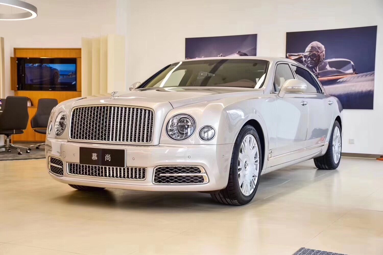 2019款宾利慕尚加长版奢华别致价格美丽