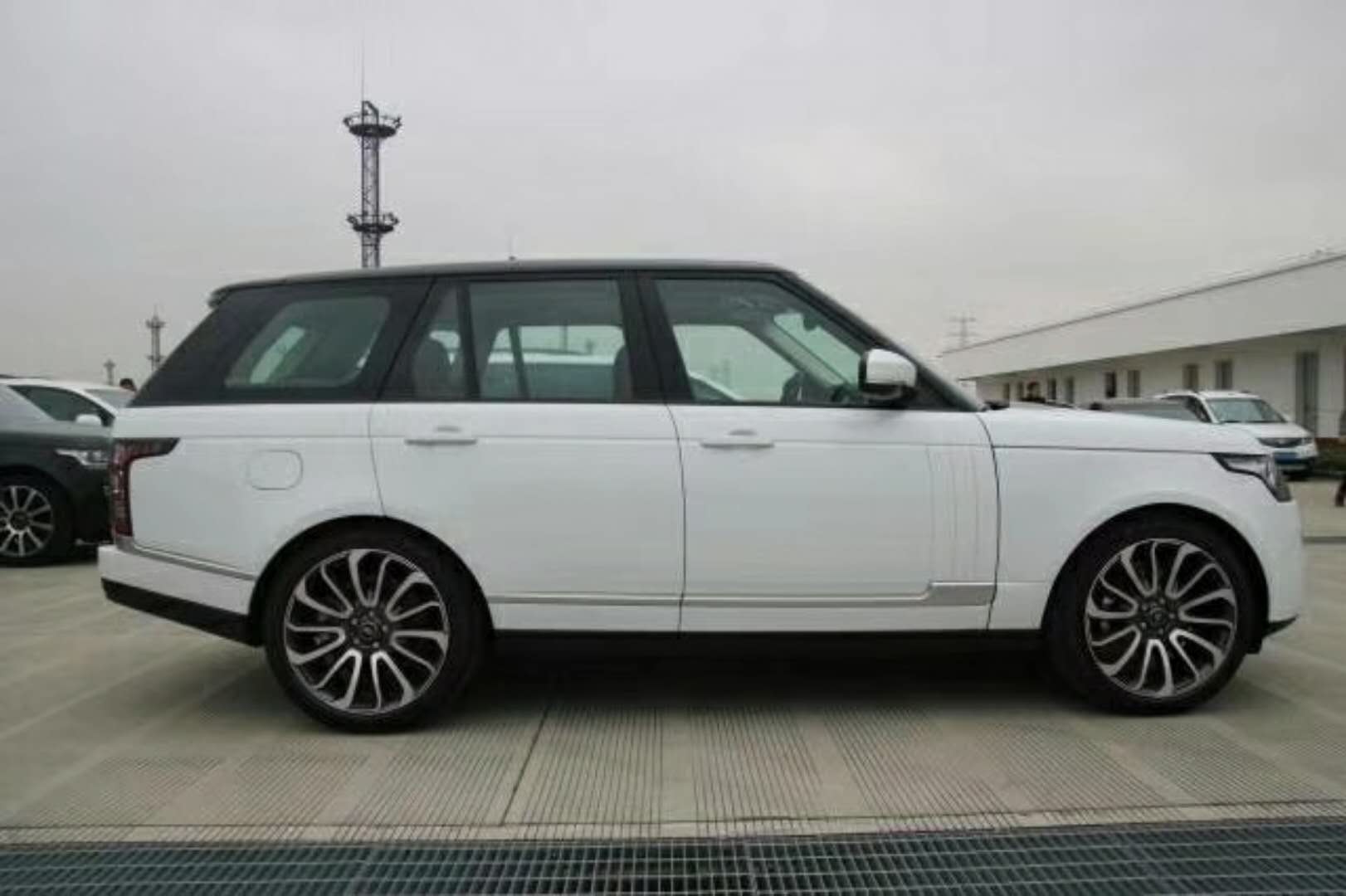 路虎行政创世加长版颜值 不输奔驰gls450